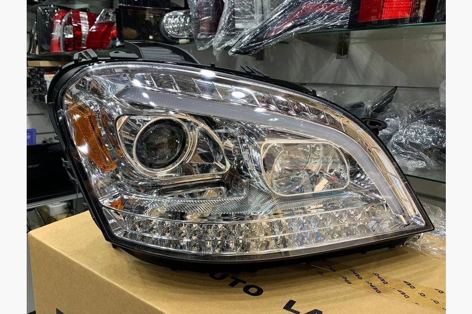 Mercedes ML W164 2005–2011 Priekšējie lukturi (2005-2008, 2 gab., gaiši) Image