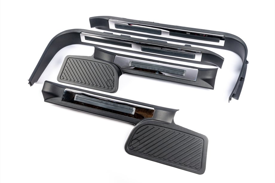 Toyota Land Cruiser 200 2007–2021 Plastmasas sliekšņu uzlikas ar apgaismojumu (melnas) Image