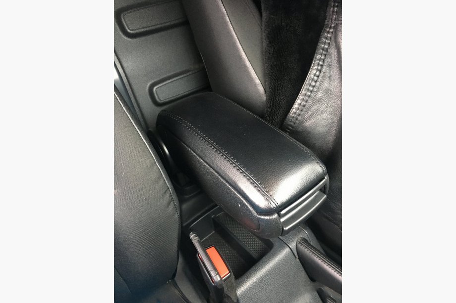 Volkswagen Caddy 2010–2015 Roku balsts V1 (glāžu turētājā) Image