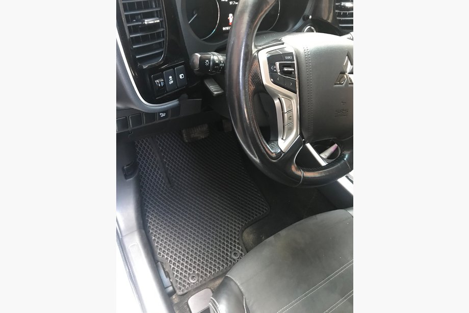 Mitsubishi Outlander 2012–2021 EVA paklājiņi P-HEV (melni) Image