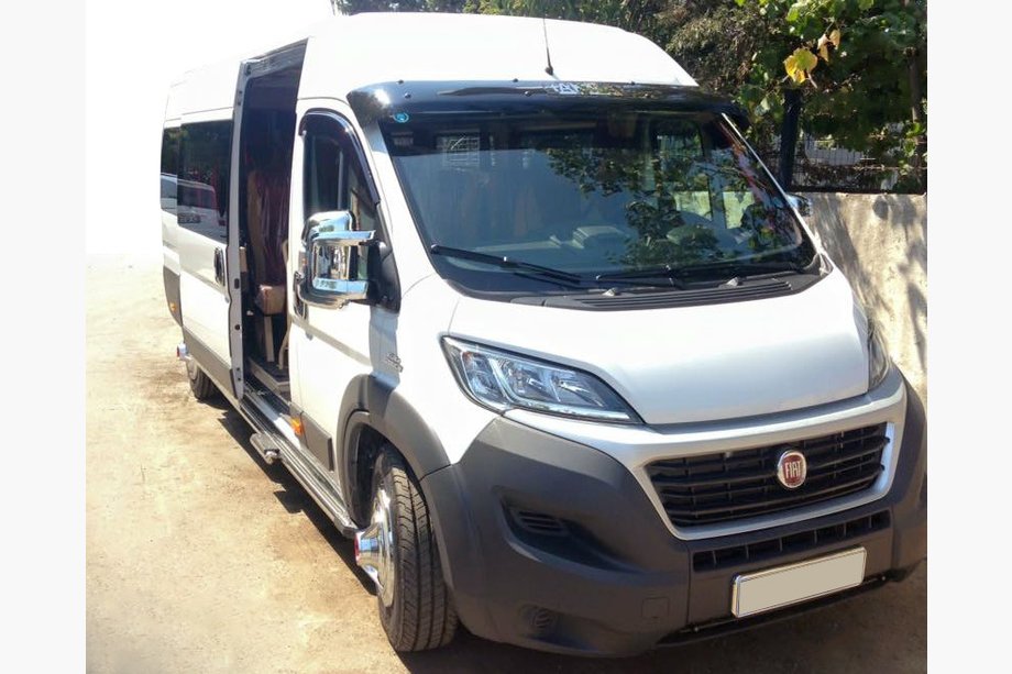 Fiat Ducato 2006–2025 Vējstikla vizieris (melns spīdīgs, 5 mm) Image