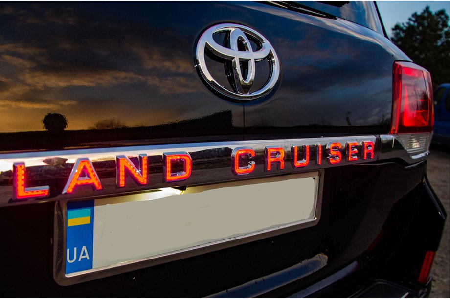 Toyota Land Cruiser 200 2007–2021 LED līste virs numurzīmes (2016+) Image