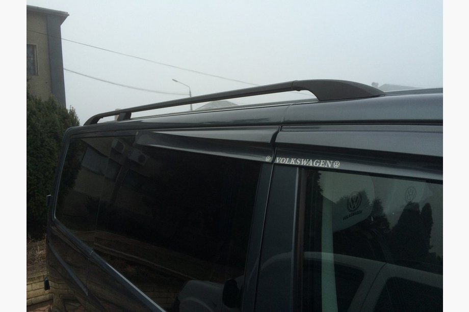 Volkswagen T5 Caravelle 2004–2010 Melni jumta reliņi Īsā bāze, plastmasas kājiņas Foto 3