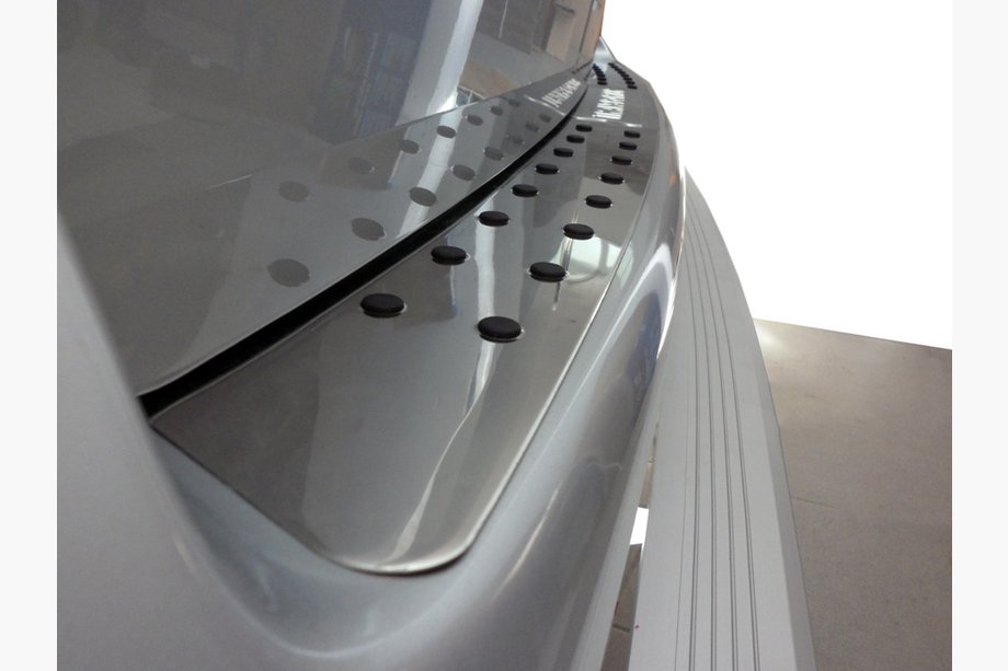 Volkswagen T5 2010–2015 Aizmugurējā bufera uzlika (nerūsējošais tērauds, ar melniem ielaidumiem) Image