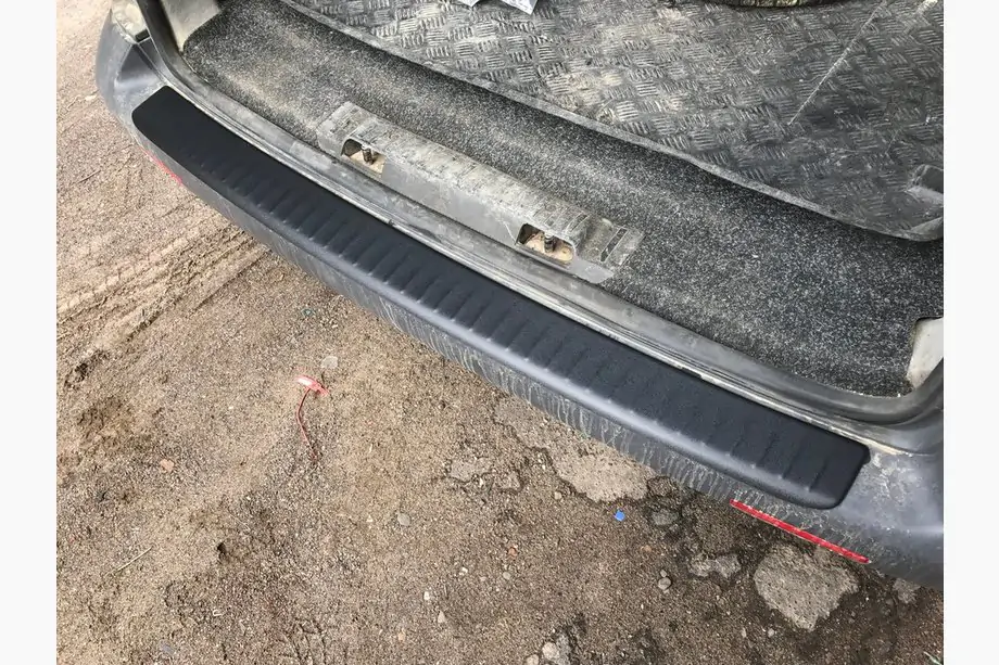 Volkswagen T5 Caravelle 2004–2010 Aizmugurējā bufera uzlika ar atloku (ABS plastmasa) Foto 2