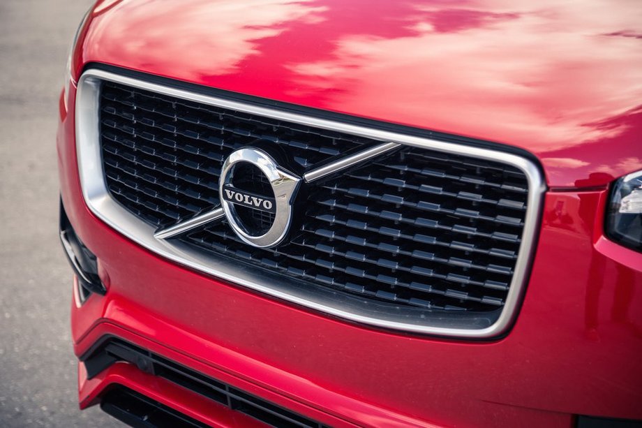 Volvo XC90 2015– Priekšējā radiatora reste Image