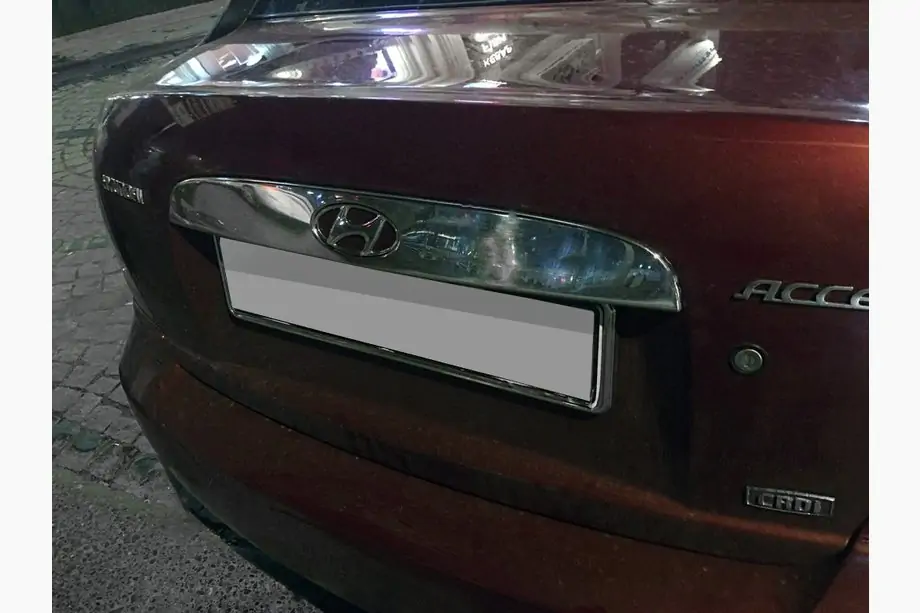 Hyundai Accent 2006–2010 Uzliktnis virs numura zīmes (nerūsējošais tērauds) Image