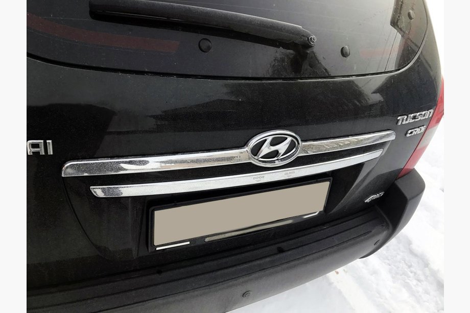 Hyundai Tucson JM 2004– Plastmasas uzlika virs numura zīmes Image