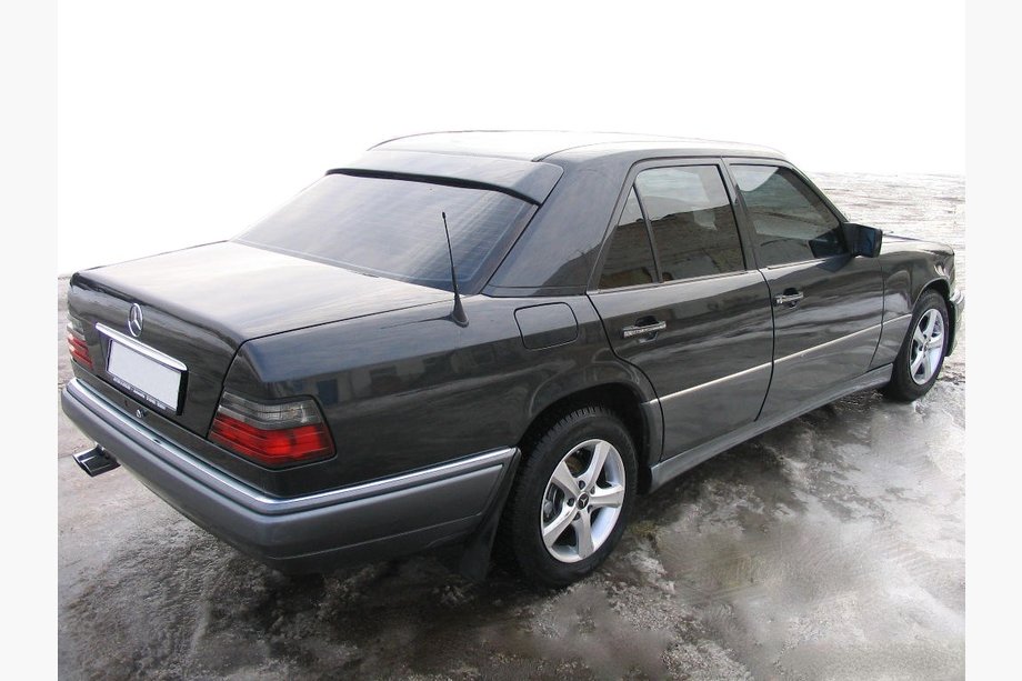 Mercedes E-klase W124 1984–1997 Aizmugurējā stikla spoilers (stiklašķiedra, krāsošanai) Image