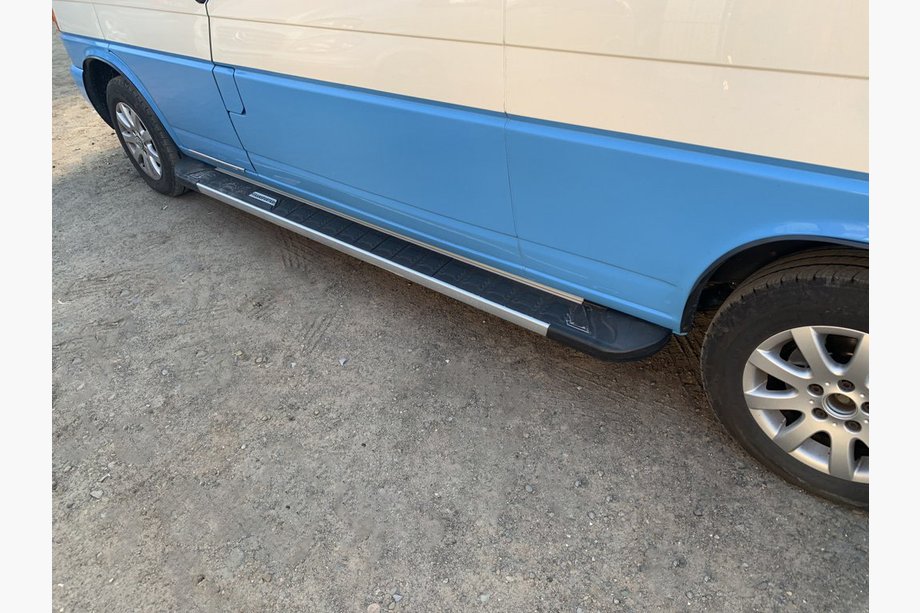 Volkswagen T4 Caravelle/Multivan 1990–2003 Sānu sliekšņi RedLine Black (2 gab., alumīnijs) Garā riteņu bāze Image