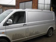 Volkswagen T5 Transporter 2003–2010 Hromēti jumta reliņi Īsā bāze, plastmasas kājiņas foto 2