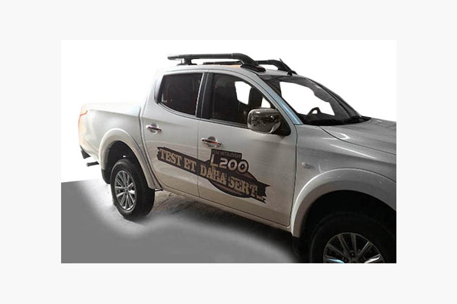 Mitsubishi L200 2015–2024 Jumta reliņi Shark (ar šķērstieni) Melna krāsa Foto 2