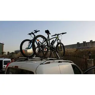 Velosipēda turētājs uz jumta šķērssijām foto 2
