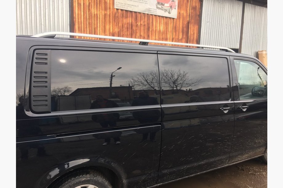 Volkswagen T6 2015–2024 Jumta reliņi CROWN (matēti pelēki) Īsā riteņu bāze Foto 6
