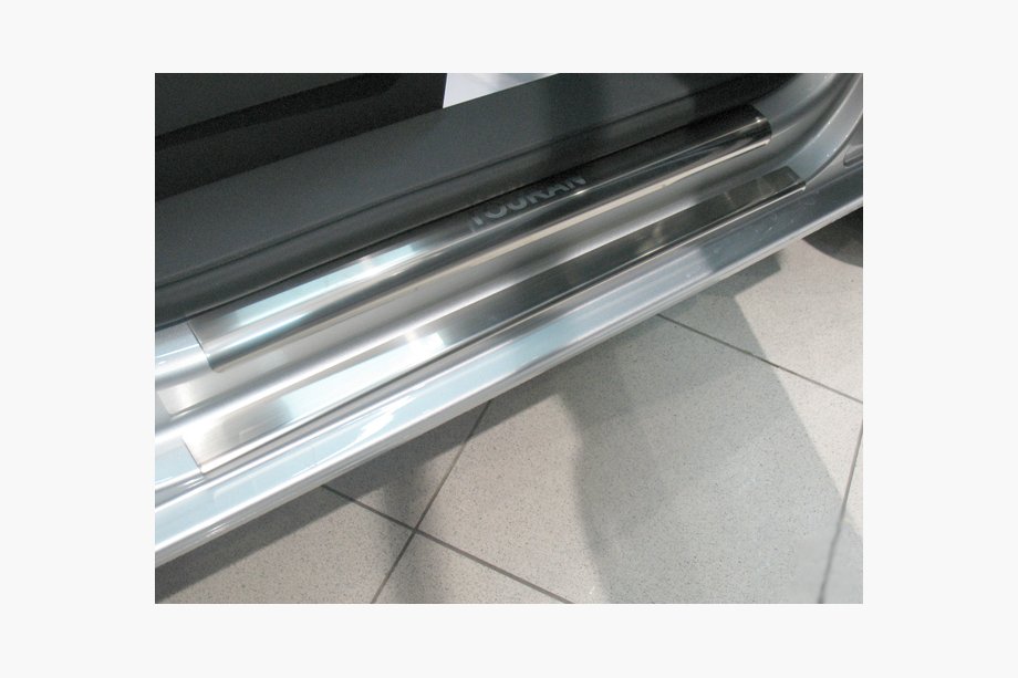 Volkswagen Touran 2010–2015 NataNika durvju sliekšņu uzlikas (4 gab., nerūsējošais tērauds) Premium – 3M līmlente, 0,8 mm Image