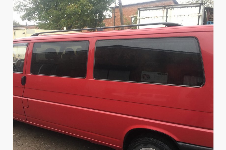 Volkswagen T4 Caravelle/Multivan 1990–2003 Melni jumta reliņi Īsā bāze, metāla kājiņas Foto 2
