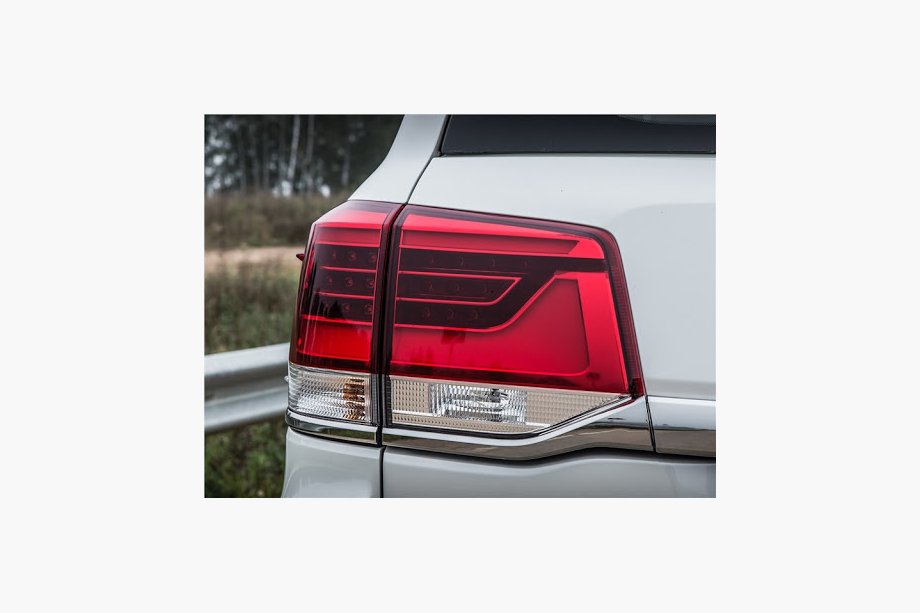 Toyota Land Cruiser 200 2007–2021 Aizmugurējie lukturi 2016-2021 (OEM standarts) Kreisais aizmugurējais ārējais lukturis (uz spārna) Foto 10
