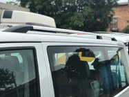 Volkswagen T5 Transporter 2003–2010 Hromēti jumta reliņi Īsā bāze, plastmasas kājiņas foto 1
