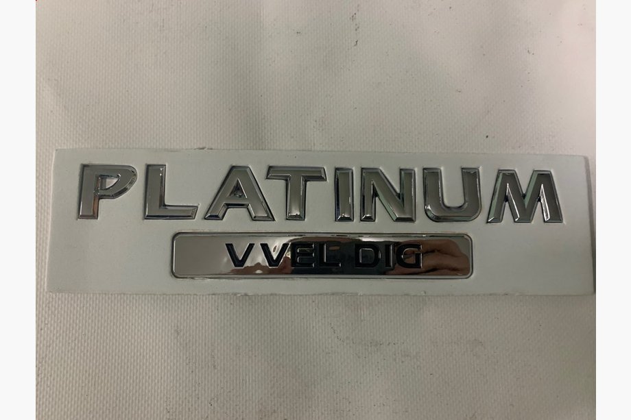 Nissan Patrol Y62 2010–2024 Emblēma Platinum Image
