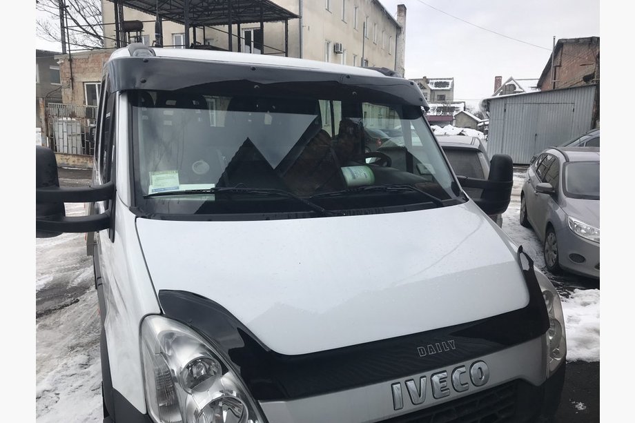 Iveco Daily 2006–2014 Vējstikla vizieris V1 (melns spīdīgs, 5 mm) Image