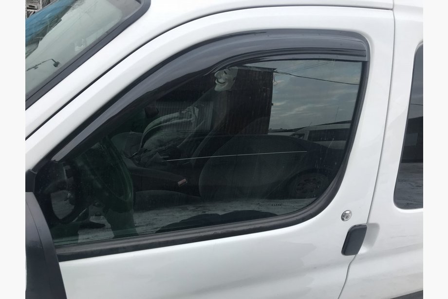 Peugeot Partner 1996–2008 Melni logu vēja deflektori (2 gab., DDU-Aomis) Image