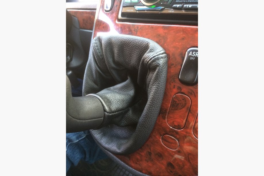 Mercedes Vito W638 1996–2003 IZPĀRDOŠANA! Ādas pārsegs ātrumpārslēga svirai Image
