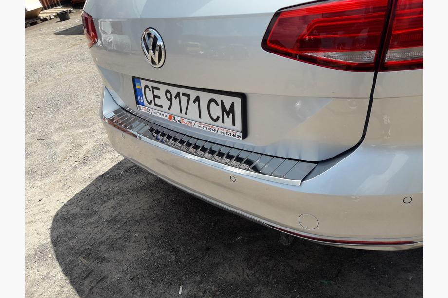 Volkswagen Passat B8 2015–2023 Aizmugurējā bampera hromētā uzlika Carmos V1 (SW) Foto 1