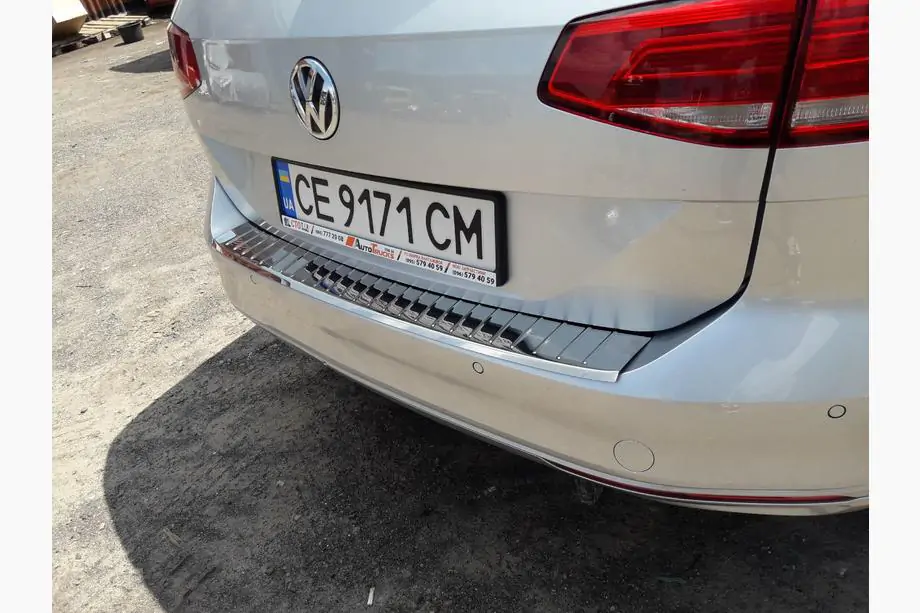 Volkswagen Passat B8 2015–2023 Aizmugurējā bampera hromētā uzlika Carmos V1 (SW) Image