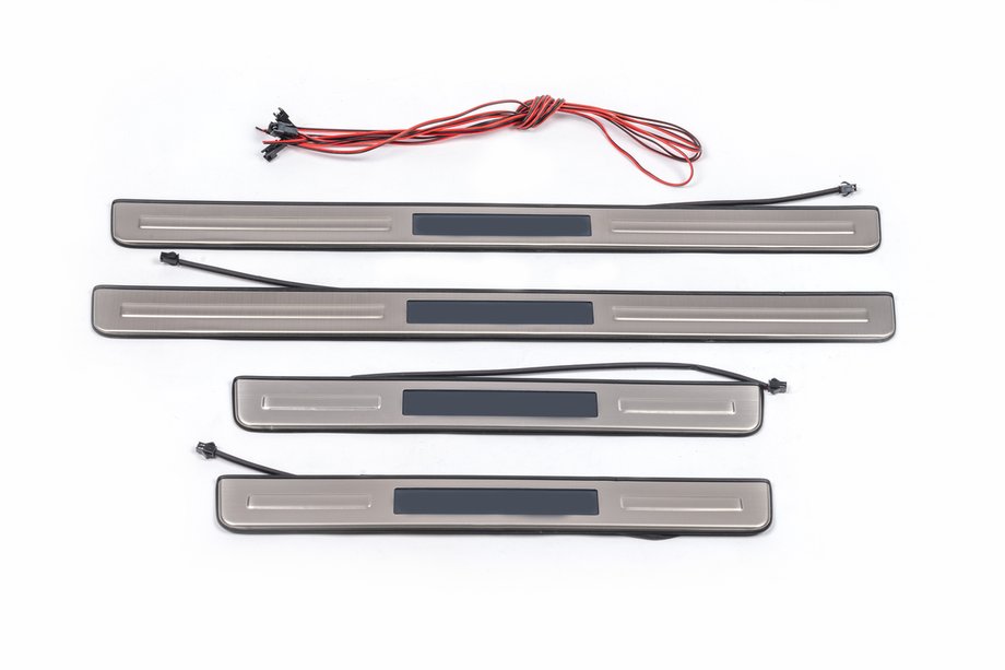Toyota Land Cruiser 200 2007–2021 Durvju sliekšņu uzlikas ar apgaismojumu (4 gab.) Foto 1