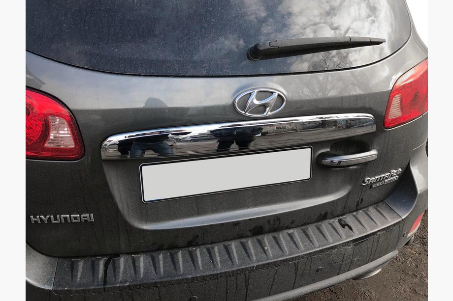 Hyundai Santa Fe 2 2006–2012 Līste virs numura zīmes (nerūsējošais tērauds) Image