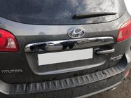 Hyundai Santa Fe 2 2006–2012 Līste virs numura zīmes (nerūsējošais tērauds) foto 1