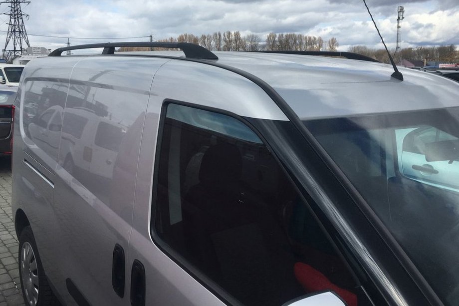 Fiat Doblo II 2010–2022 melni jumta reliņi Maxi, plastmasas kājas Image