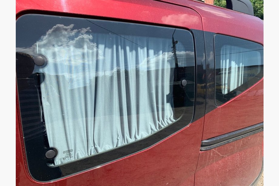 Peugeot Bipper 2008–2017 Saules aizsarga aizkari sortimentā Omsa Line Image