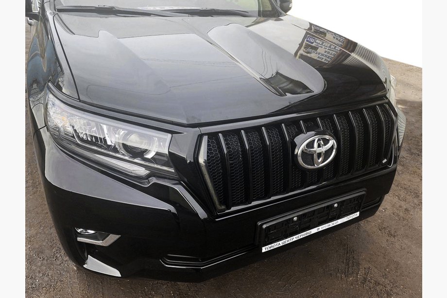 Toyota Land Cruiser Prado 150 2009–2023 Radiatora reste 2017↗ LED (Zeus Black, ar Black uzacīm) Image