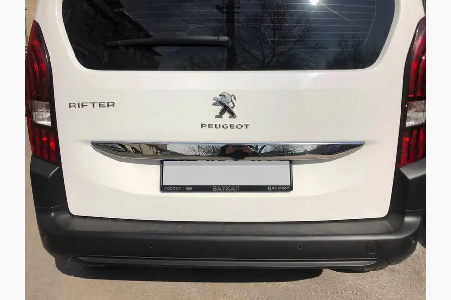 Peugeot Partner/Rifter 2019– Nerūsējošā tērauda līste virs numura zīmes Image