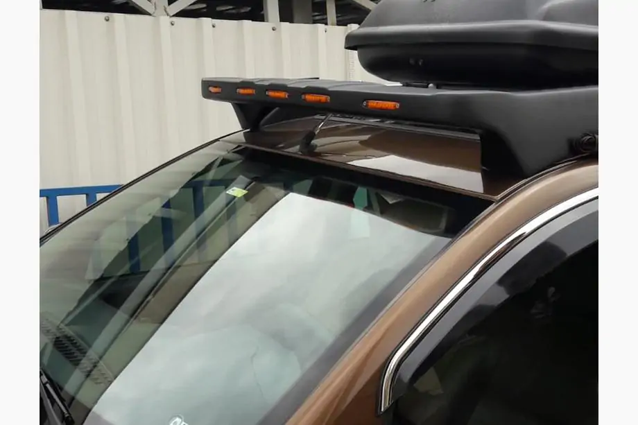 Renault Duster 2008–2017 Vējstikla vizieris V1 (LED, melns matēts) Foto 1