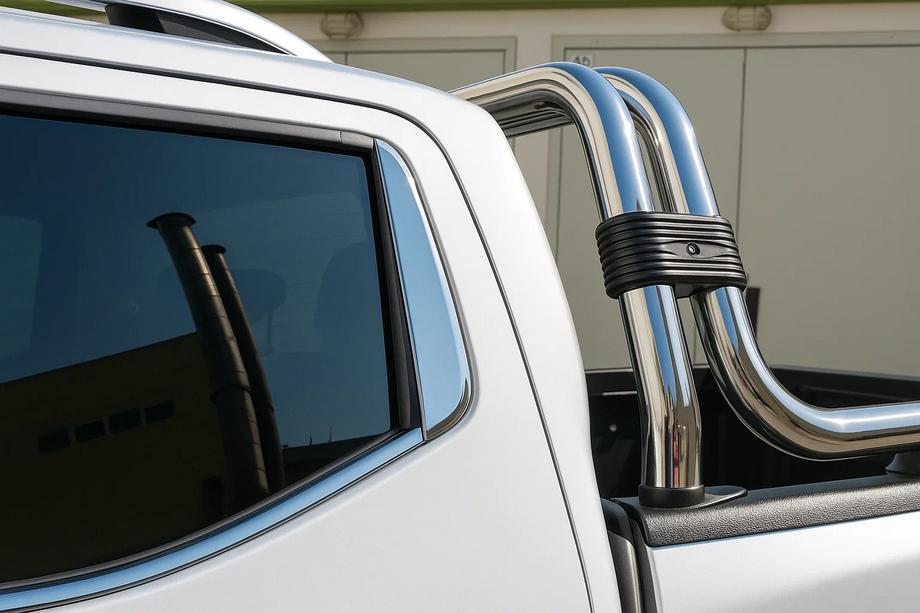 Nissan Navara/NP300 2016– Nerūsējošā tērauda dekoratīvās uzlikas aizmugurējiem durvju statņiem (2 gab.) Image