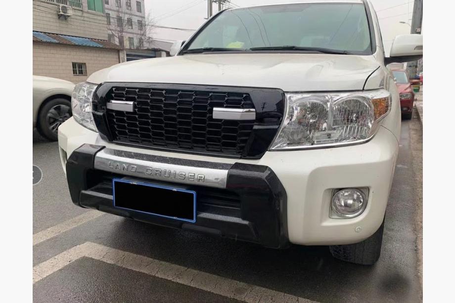 Toyota Land Cruiser 200 2007–2021 Radiatora reste ar uzrakstu 2012-2016 (GR Sport) Image