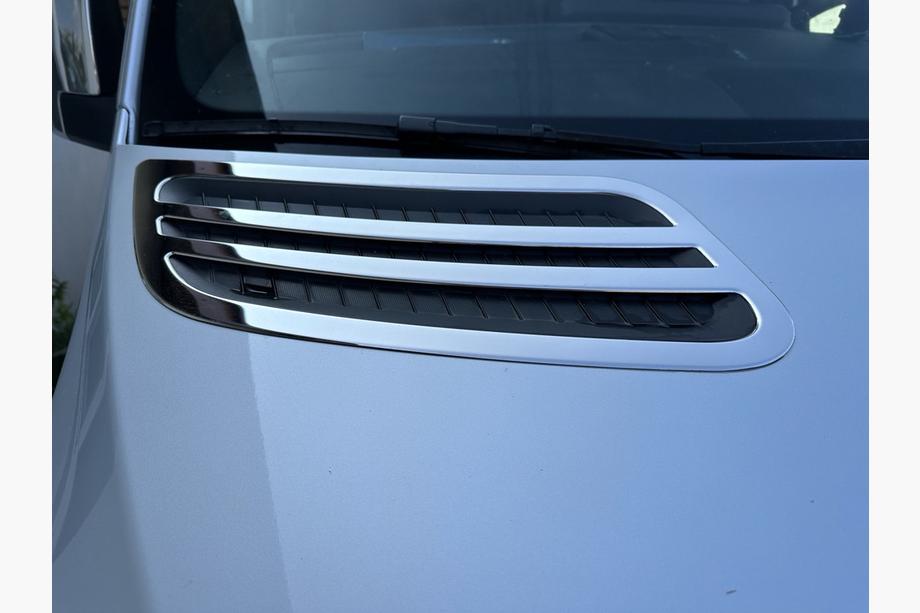 Mercedes Sprinter W907/W910 2018– OmsaLine gaisa ieplūdes hroma uzlikas (2 gab., nerūsējošais tērauds) Image