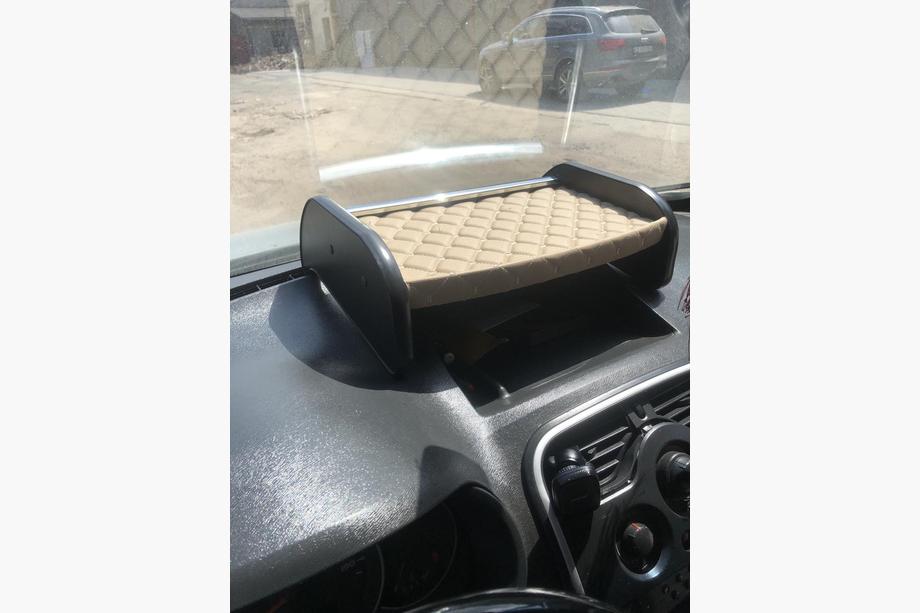 Renault Kangoo 2008–2020 Instrumentu paneļa plaukts (bēšs) Image