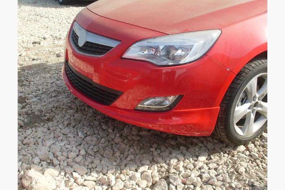 Opel Astra J 2009–2015 Priekšējā apakšējā lūpa 2010-2012 (krāsošanai) Foto 1