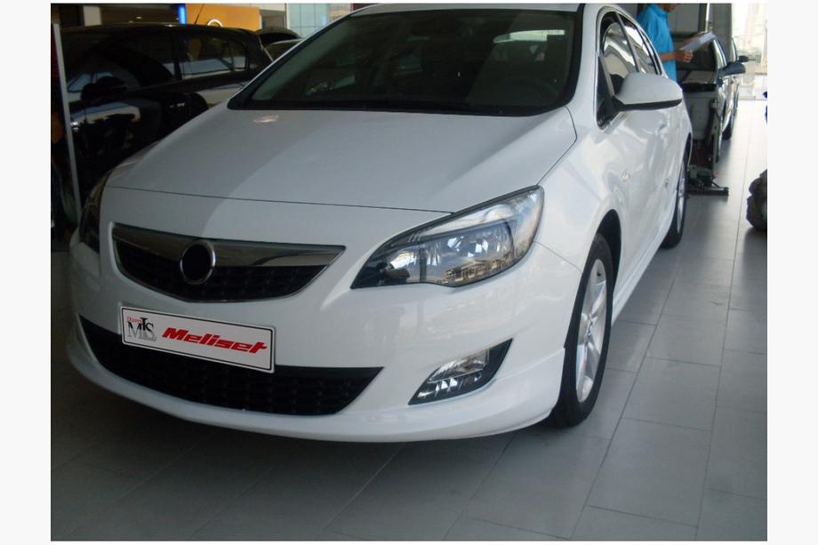 Opel Astra J 2009–2015 Priekšējā apakšējā lūpa 2010-2012 (krāsošanai) Foto 4