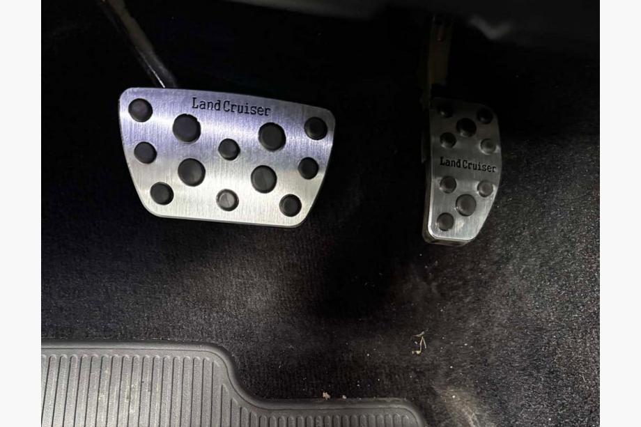 Toyota Land Cruiser 200 2007–2021 Pedāļu uzlikas 2016+ (komplekts) Image