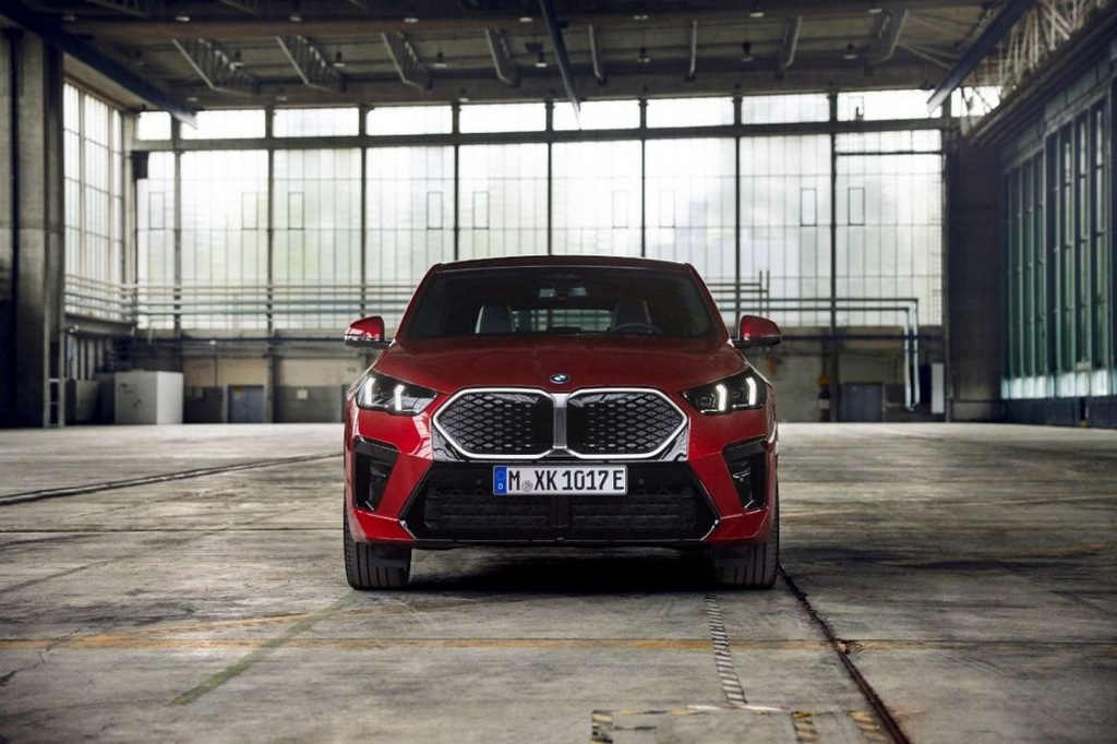 Elektriskais kompaktais krosovers BMW iX2