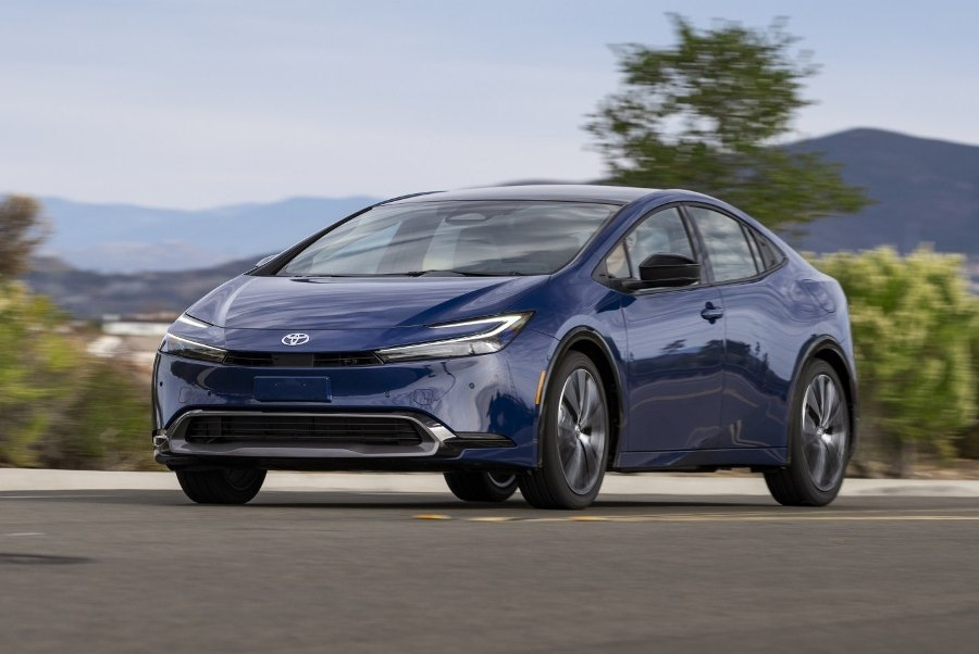 Pārskats par jaunās paaudzes hibrīdmodeli Toyota Prius