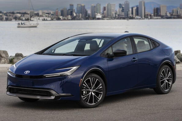 Pārskats par jaunās paaudzes hibrīdmodeli Toyota Prius