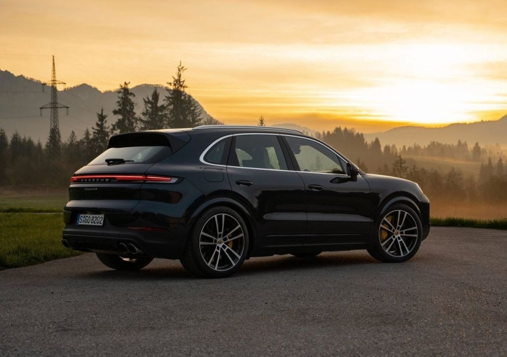 Atjauninātā sportiskā krosovera Porsche Cayenne apskats