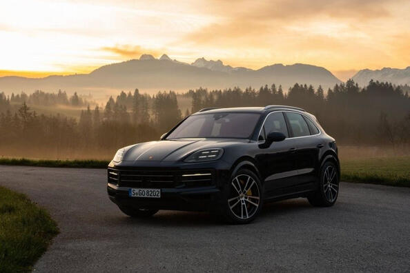 Atjauninātā sportiskā krosovera Porsche Cayenne apskats