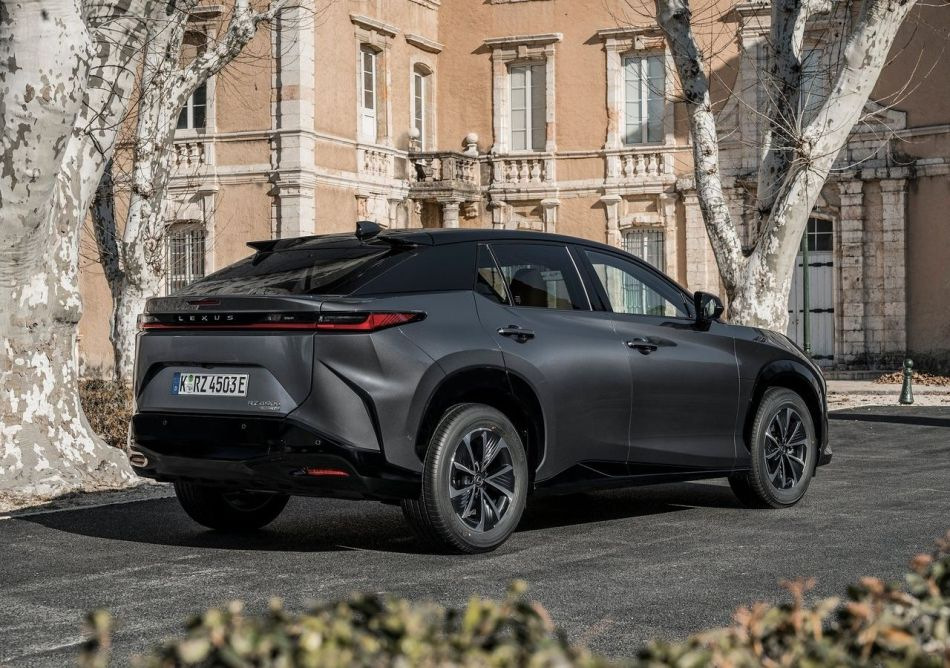 Elektriskais Lexus RZ krosovers ieguvis pieejamāku versiju — 300e