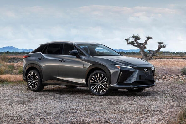 Elektriskais Lexus RZ krosovers ieguvis pieejamāku versiju — 300e